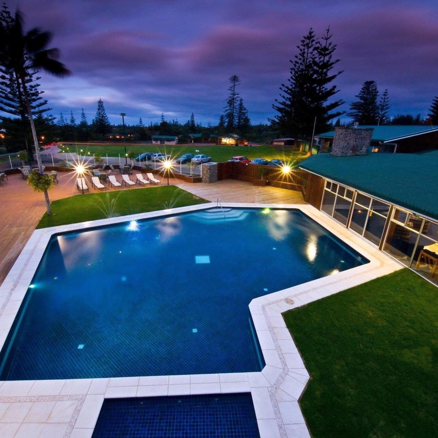 South Pacific Resort Hotel Бернт Пайн Екстериор снимка