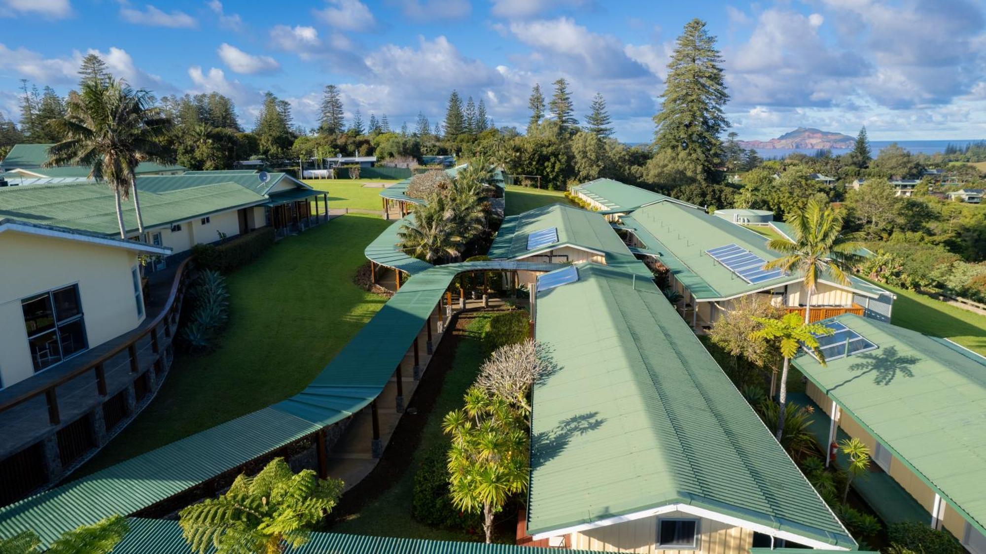 South Pacific Resort Hotel Бернт Пайн Екстериор снимка