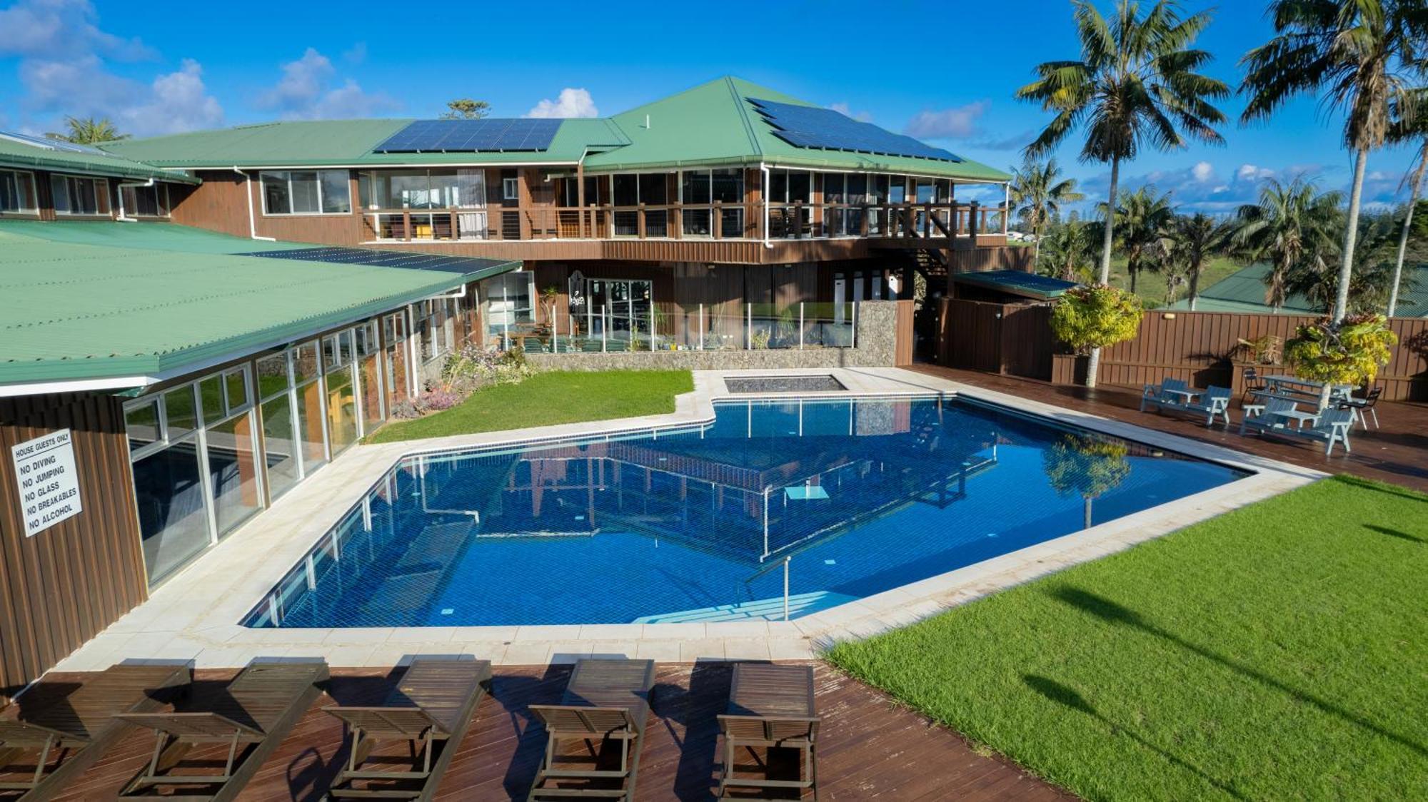 South Pacific Resort Hotel Бернт Пайн Екстериор снимка