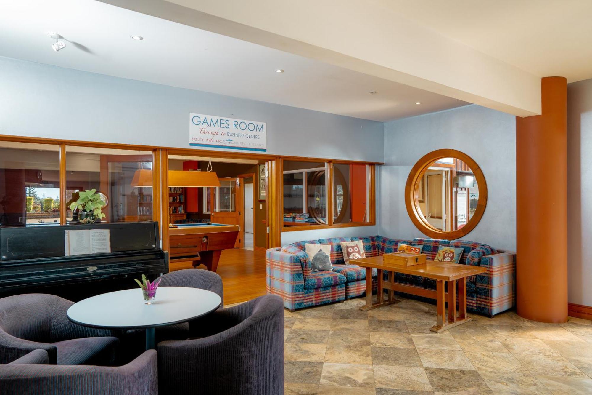 South Pacific Resort Hotel Бернт Пайн Екстериор снимка