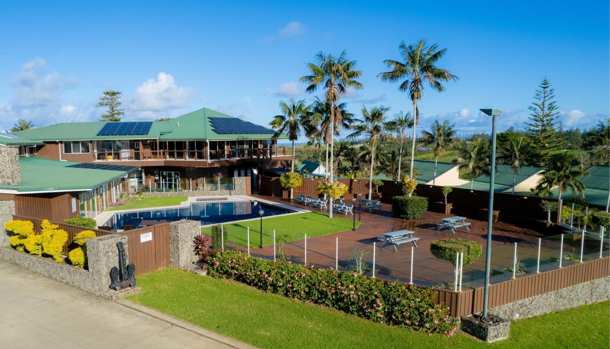 South Pacific Resort Hotel Бернт Пайн Екстериор снимка