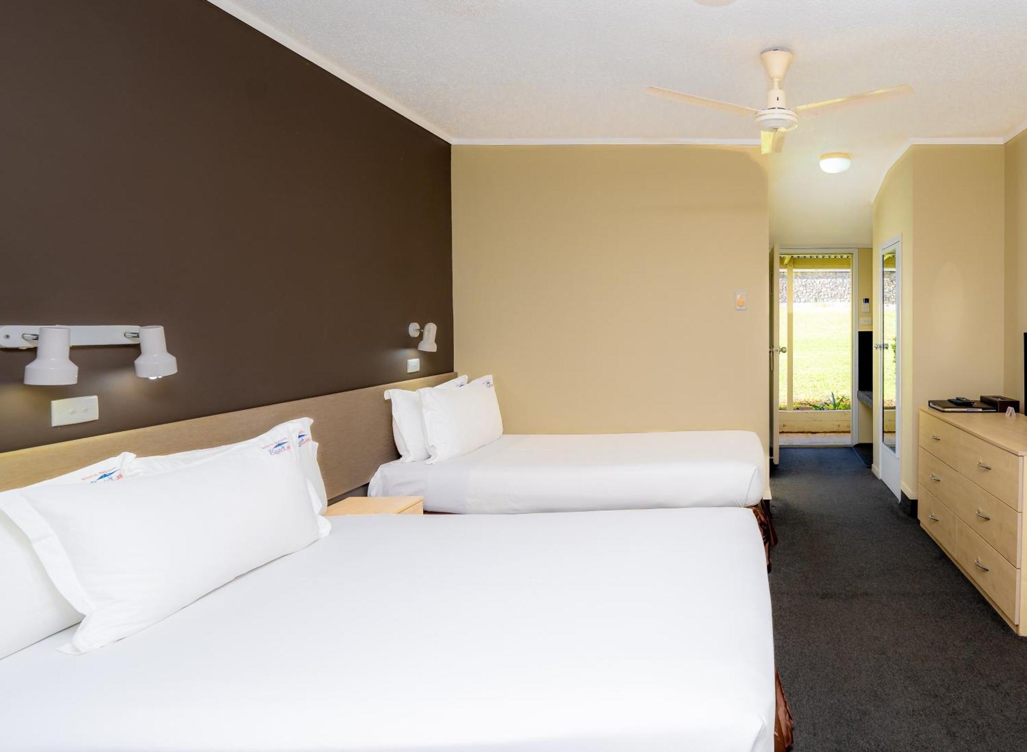 South Pacific Resort Hotel Бернт Пайн Екстериор снимка