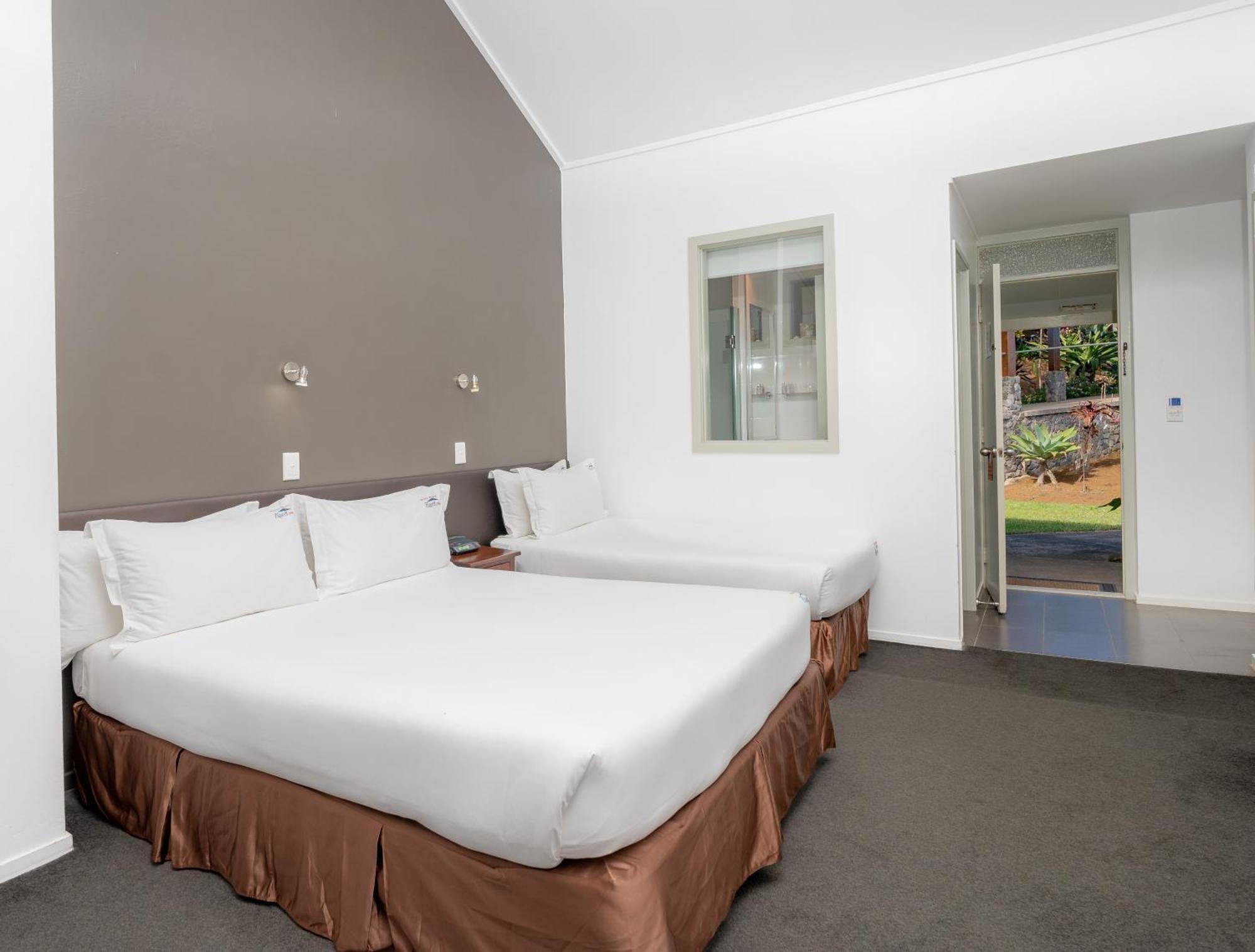 South Pacific Resort Hotel Бернт Пайн Екстериор снимка