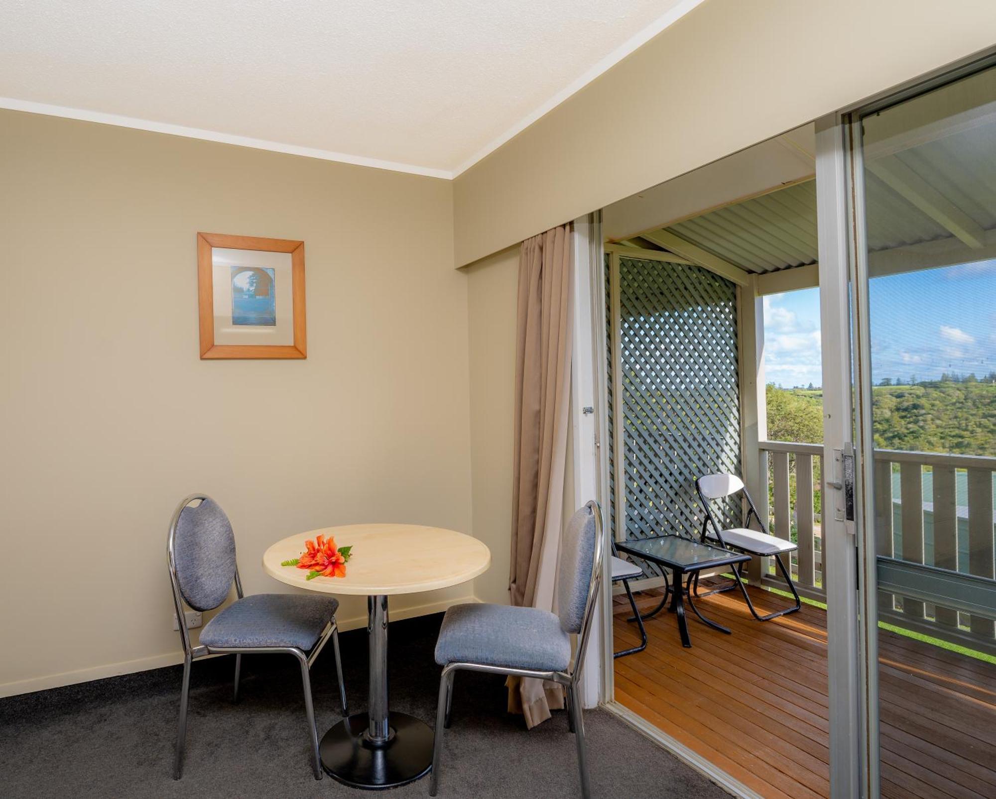 South Pacific Resort Hotel Бернт Пайн Екстериор снимка