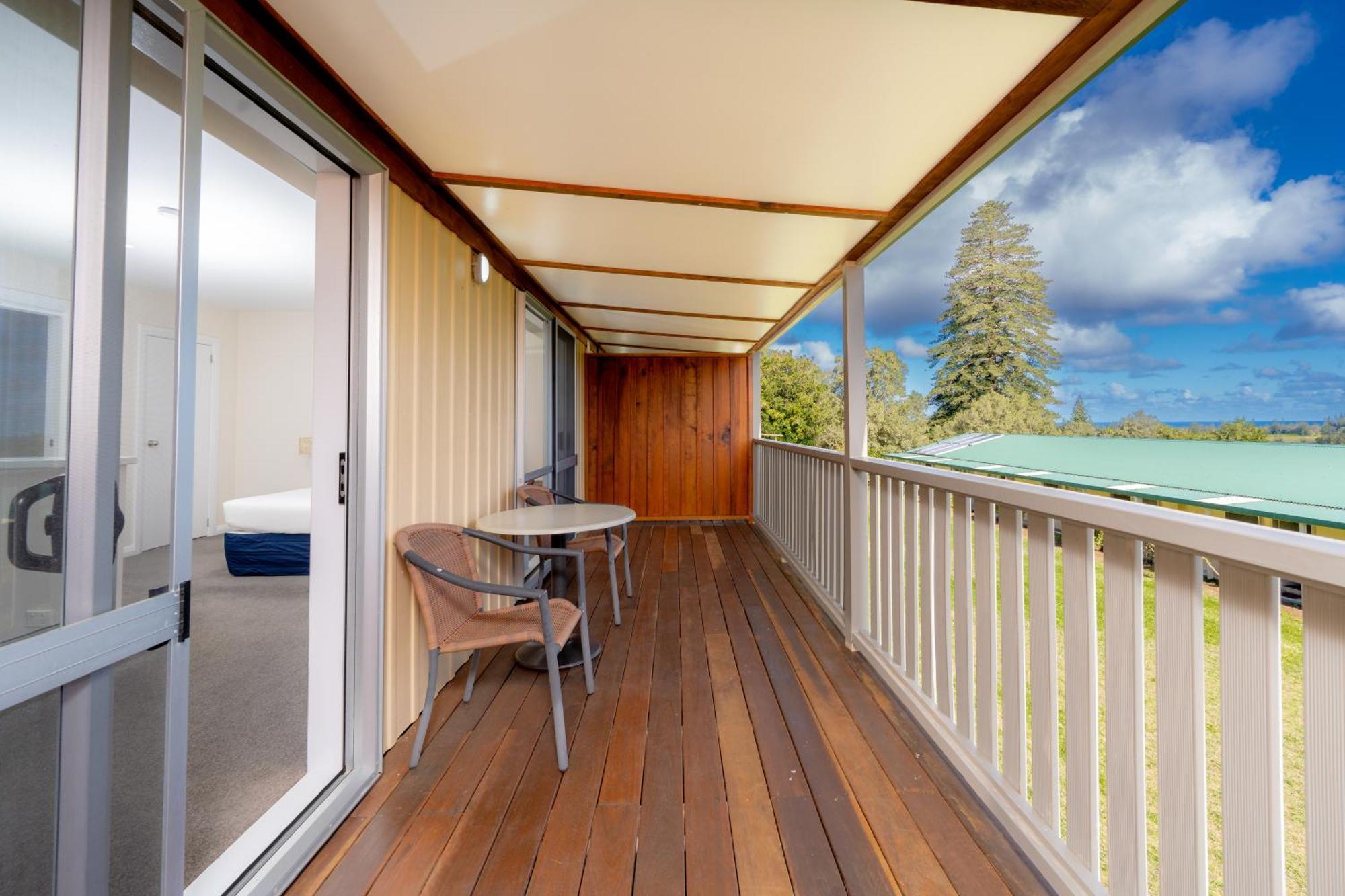 South Pacific Resort Hotel Бернт Пайн Екстериор снимка