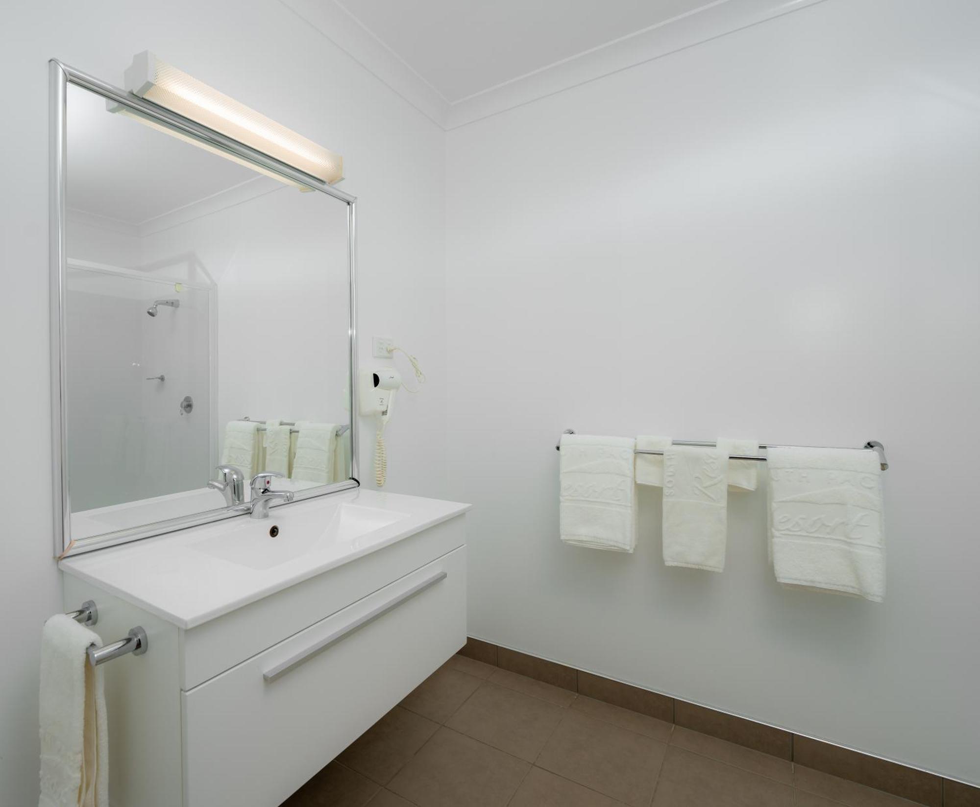 South Pacific Resort Hotel Бернт Пайн Екстериор снимка
