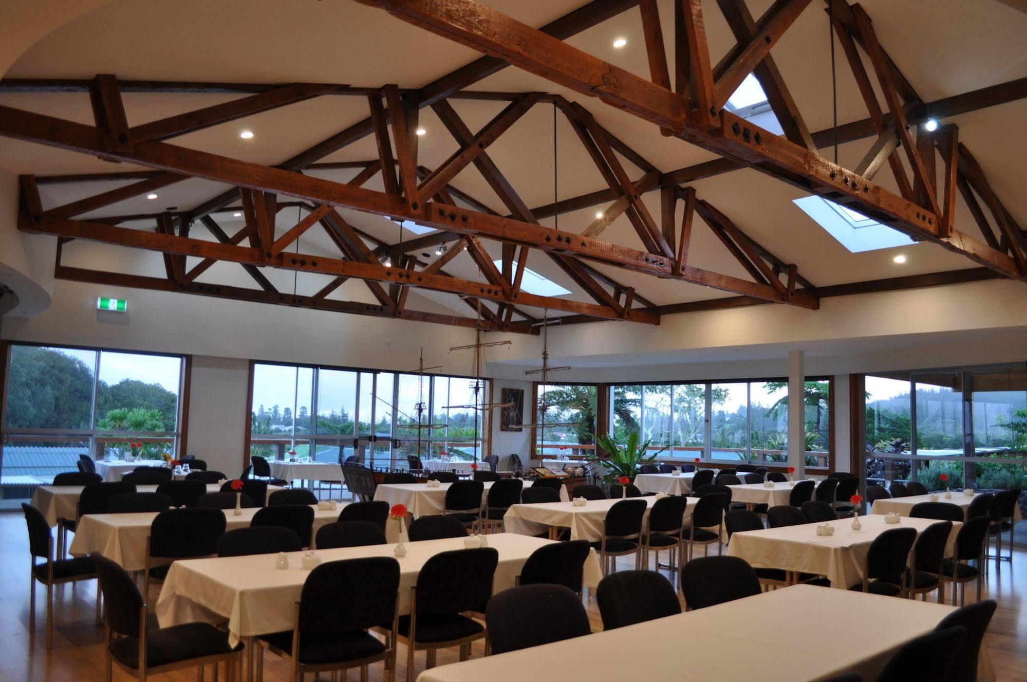 South Pacific Resort Hotel Бернт Пайн Екстериор снимка